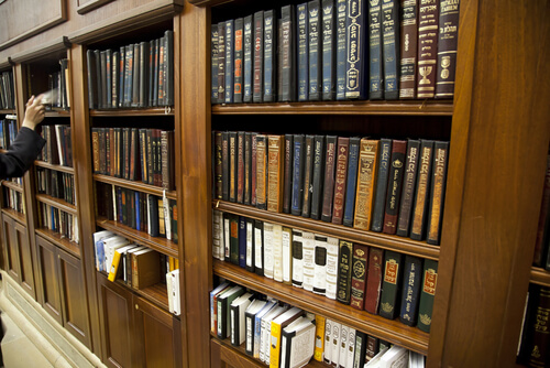 ספריה מלאה בספרי הלכה