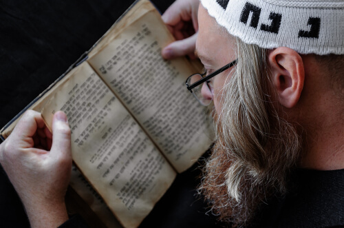 בחור קורא ספר תורה