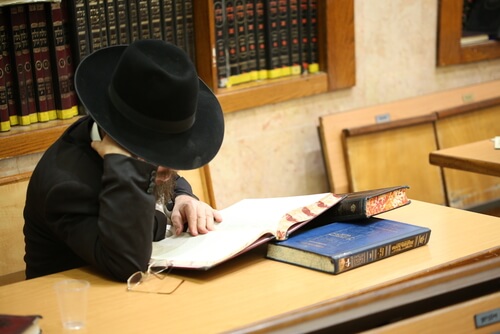 רב מתעמק בלימוד שס גמרא