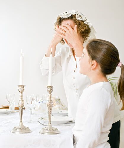 אם ובתה בתפילה בזמן הדלקת נרות שבת